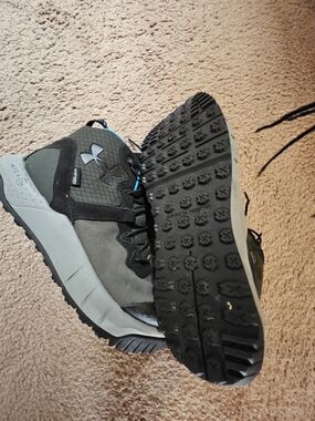 Under Armour Men's Green and Black Trail Training Shoes with Blue Accents